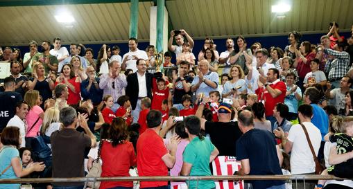 Entrega copa al equipo de Orgaz