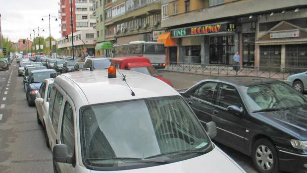 Concentración de tráfico en una calle de Valladolid