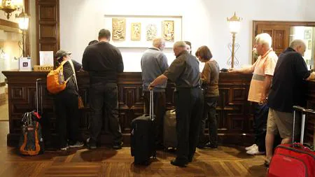 Varios turistas en la recepción del Parador compostelano