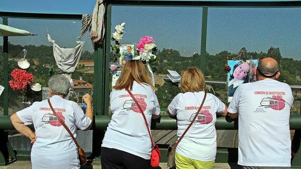 Víctimas del accidente de Angrois, con camisas que reivindican una comisión de investigación