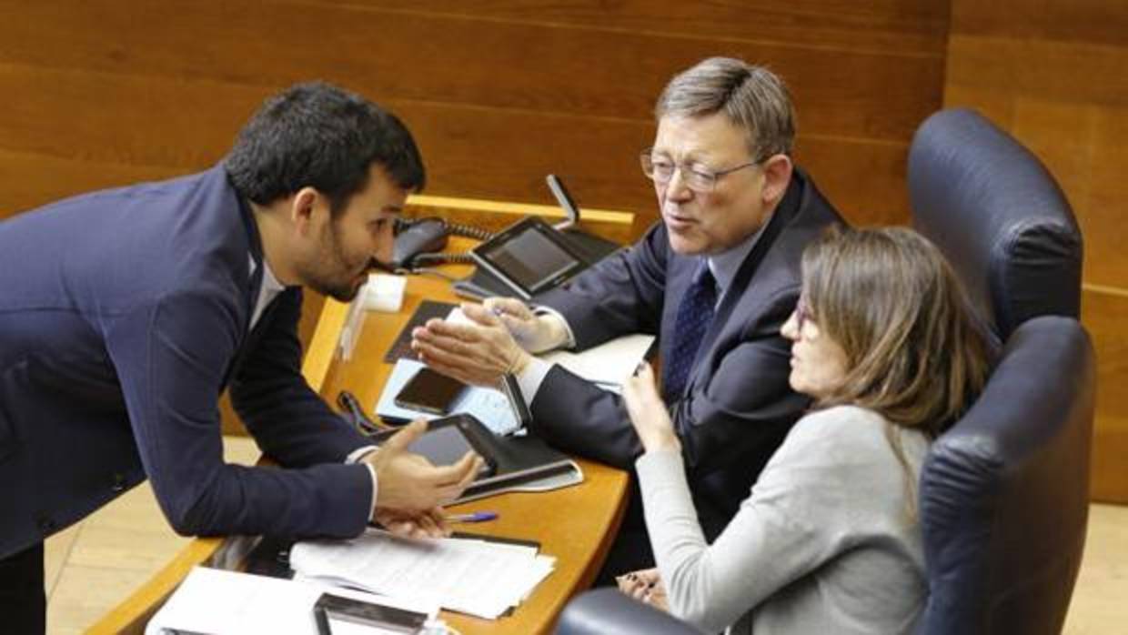 Imagen de Marzá, Oltra y Puig tomada en las Cortes Valencianas