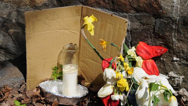 Flores y velas que recuerdan a la vallisoletana Ana Charle, asesinada en El Bronx