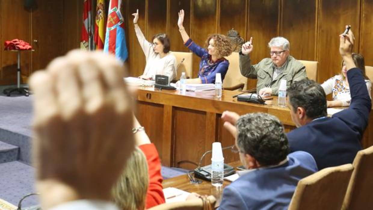 Los miembros del pleno votan en el Ayuntamiento de Ponferrada (León)