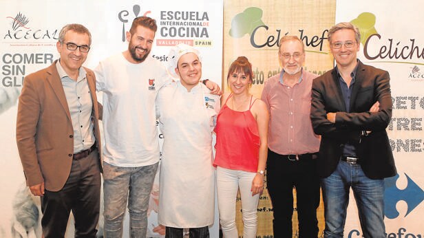Alejandro Acosta, ganador en cocina general, con los miembros del jurado de la tercera edición de «Celichef»