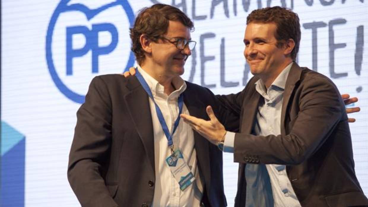 Alfonso Fernández Mañueco y Pablo Casado, en el congreso provincial del PP de Salamanca