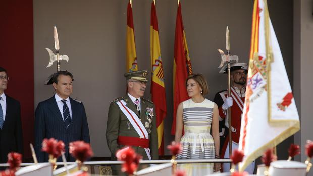 La ministra de Defensa, María Dolores de Cospedal, junto al jefe de Estado Mayor de la Defensa, general de ejército Fernando Alejandre Martínez, durante el acto central del Día de las Fuerzas Armadas