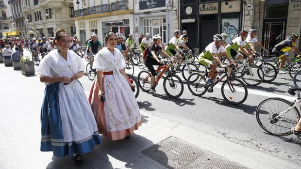 Miles de ciclistas piden en Valencia más protección en la protesta por los fallecidos en Oliva