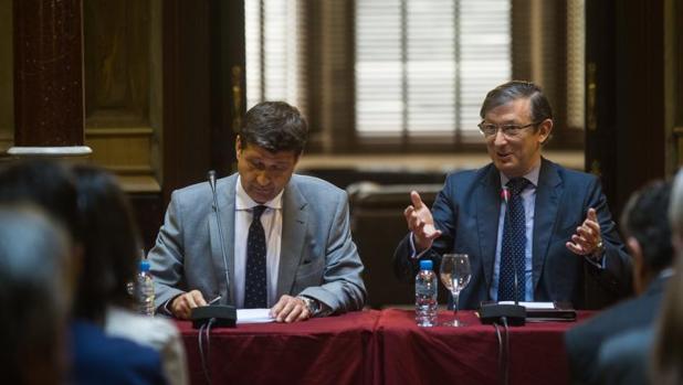 Juristas catalanes, a Puigdemont: insista en el «diálogo» y acuda al Congreso a defender su plan