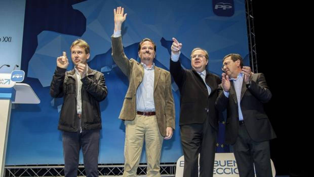 Carlos Iturgáiz, junto a algunos compañeros de partido, en una imagen de 2014