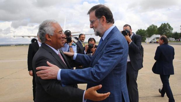 El presidente del Gobierno, Mariano Rajoy, saluda a su homólogo portugués, Antonio Costa