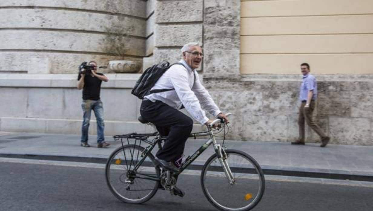 Imagen de archivo del alcalde de Valencia, Joan Ribó, con su bicicleta