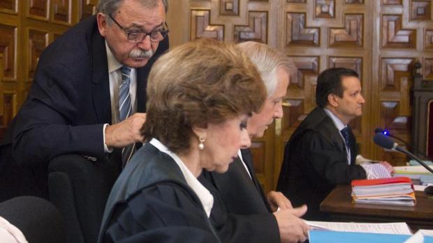 José Bahamonde conversa con sus abogados durante el juicio