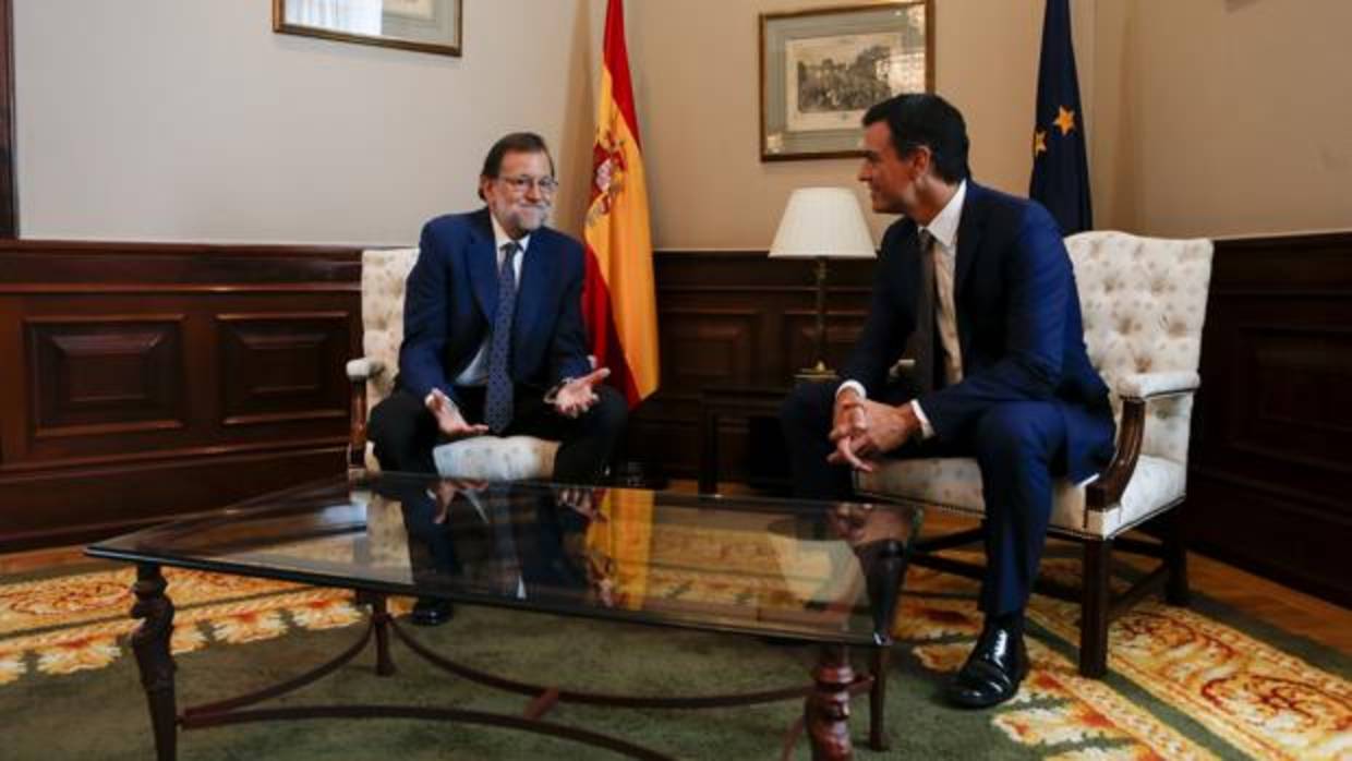 Reunión entre Rajoy y Sánchez en el Congreso en agosto del año pasado