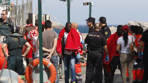 Llegada el viernes a Almería de 34 inmigrantes rescatados a bordo de una patera