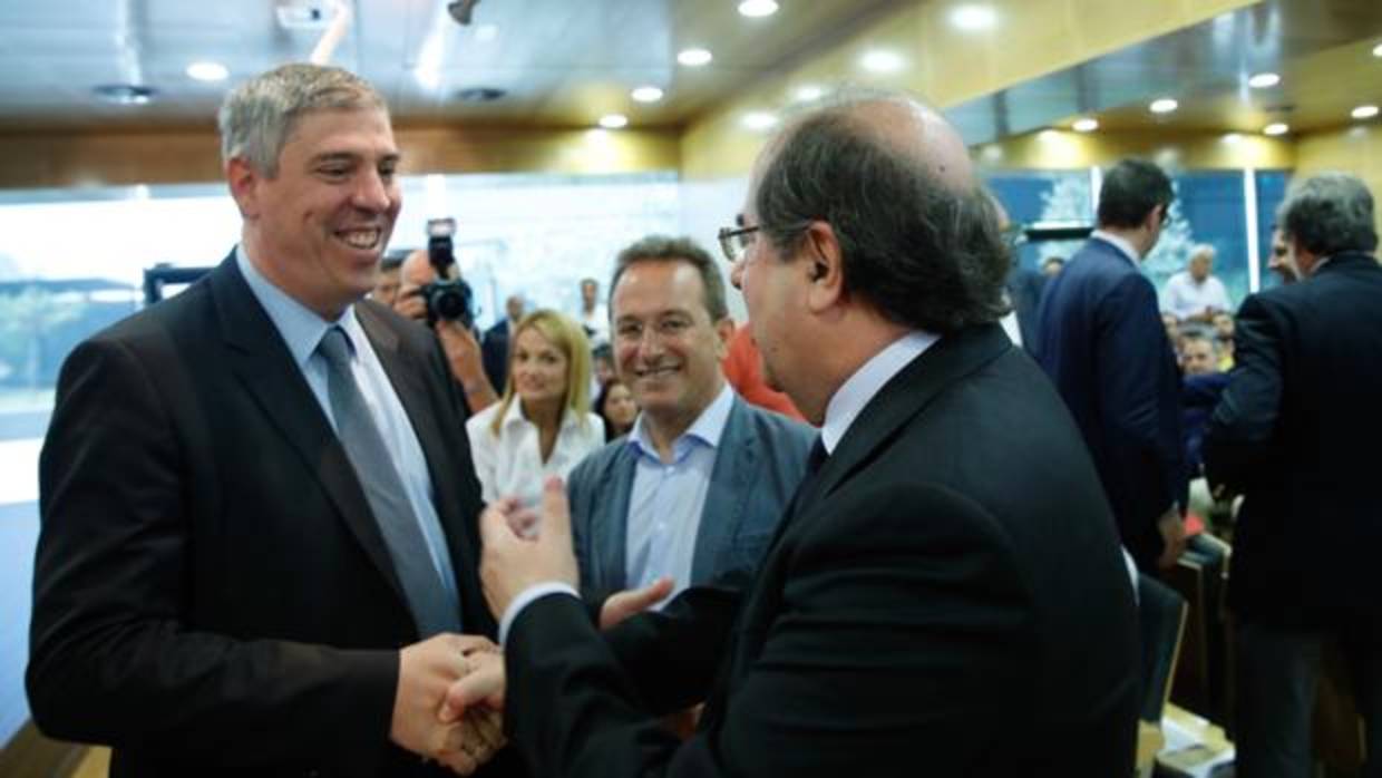 José Vicente de los Mozos saluda a Herrera en una jornada organizada por UGT sobre la industria en Castilla y León