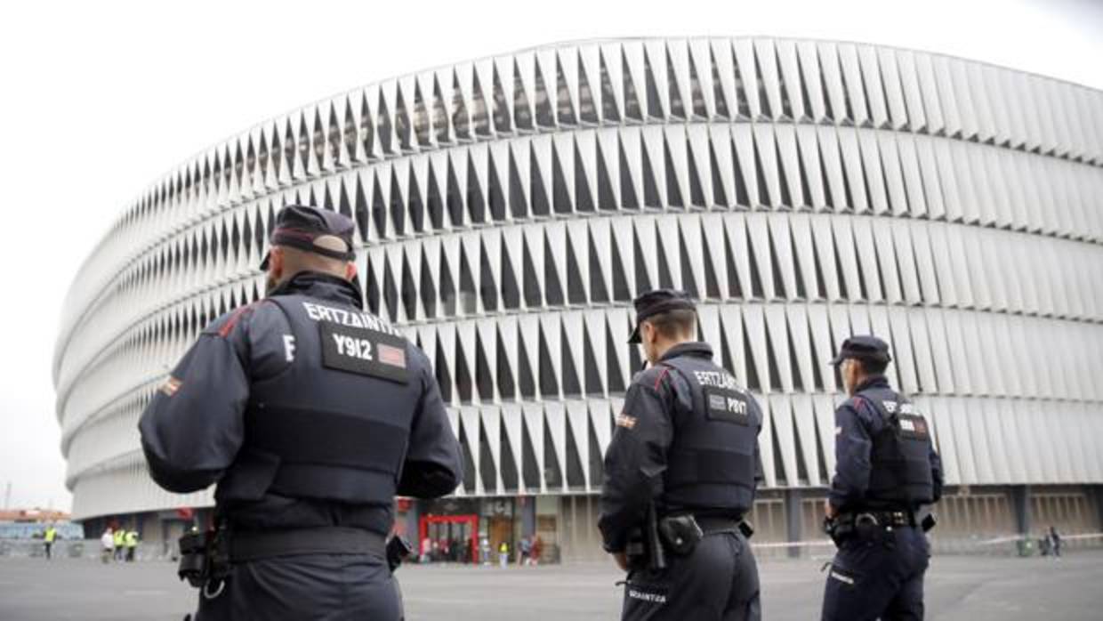 Agentes de la Ertzaintza vigilan los alrededores de San Mamés