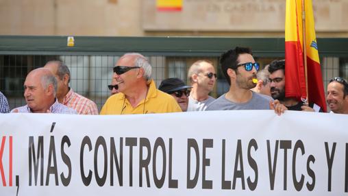 El 80% de los taxistas de Castilla y León secunda la huelga contra las plataformas Uber y Cabify