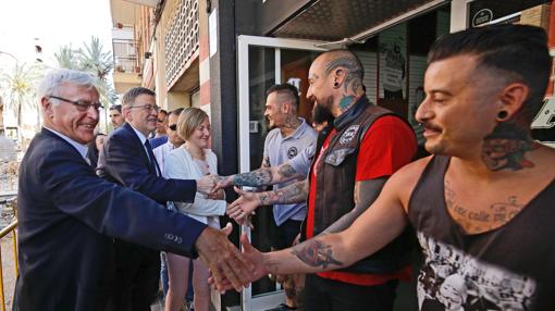 Los políticos saludan a los clientes de un centro de tatuajes en la calle de la Barraca