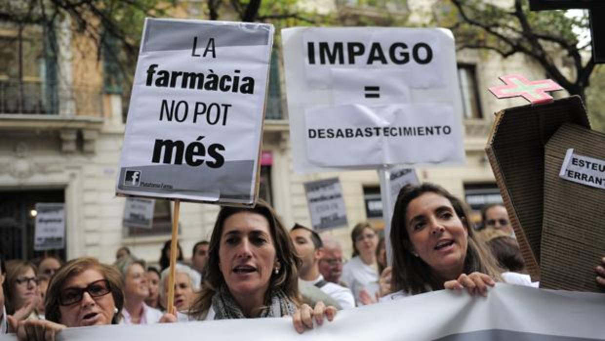 Protesta de farmacéuticos por los impagos del Govern en el sector