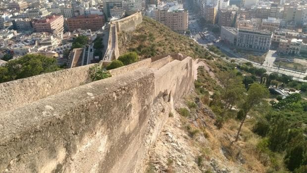 Parte de la muralla que se ha desprendido, con restos de piedra en la ladera del Monte Benacantil