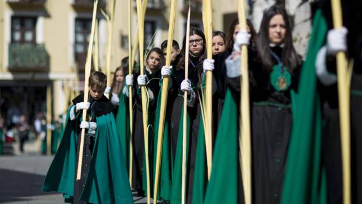 Niños en una de las procesiones de la Semana Santa de Valladolid