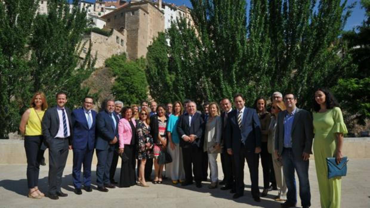 El secretario general del Partido Popular de Castilla-La Mancha, Vicente Tirado, junto a varios diputados autonómicos y otros miembros del PP, en el acto institucional del Día de la Región, en Cuenca