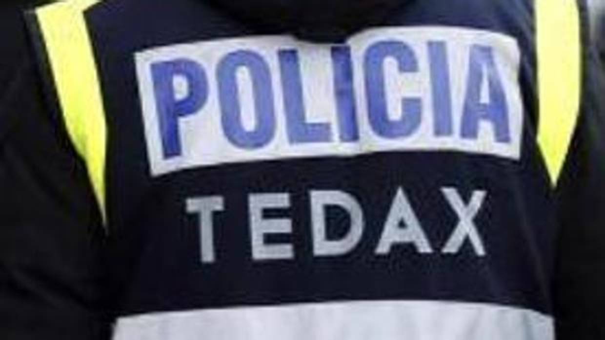 Agentes de los Tedax han requisado diverso material químico en la vivienda del herido