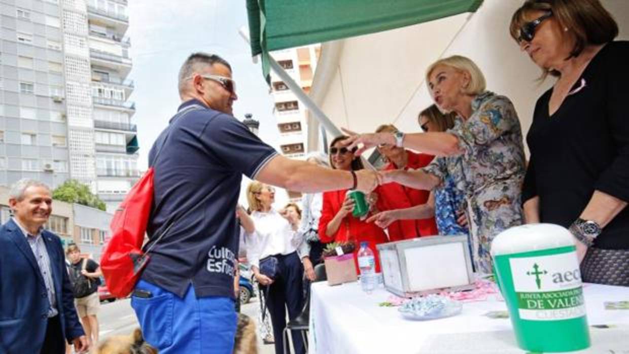 Mesa de la cuestación contra el cáncer, recibiendo donativos