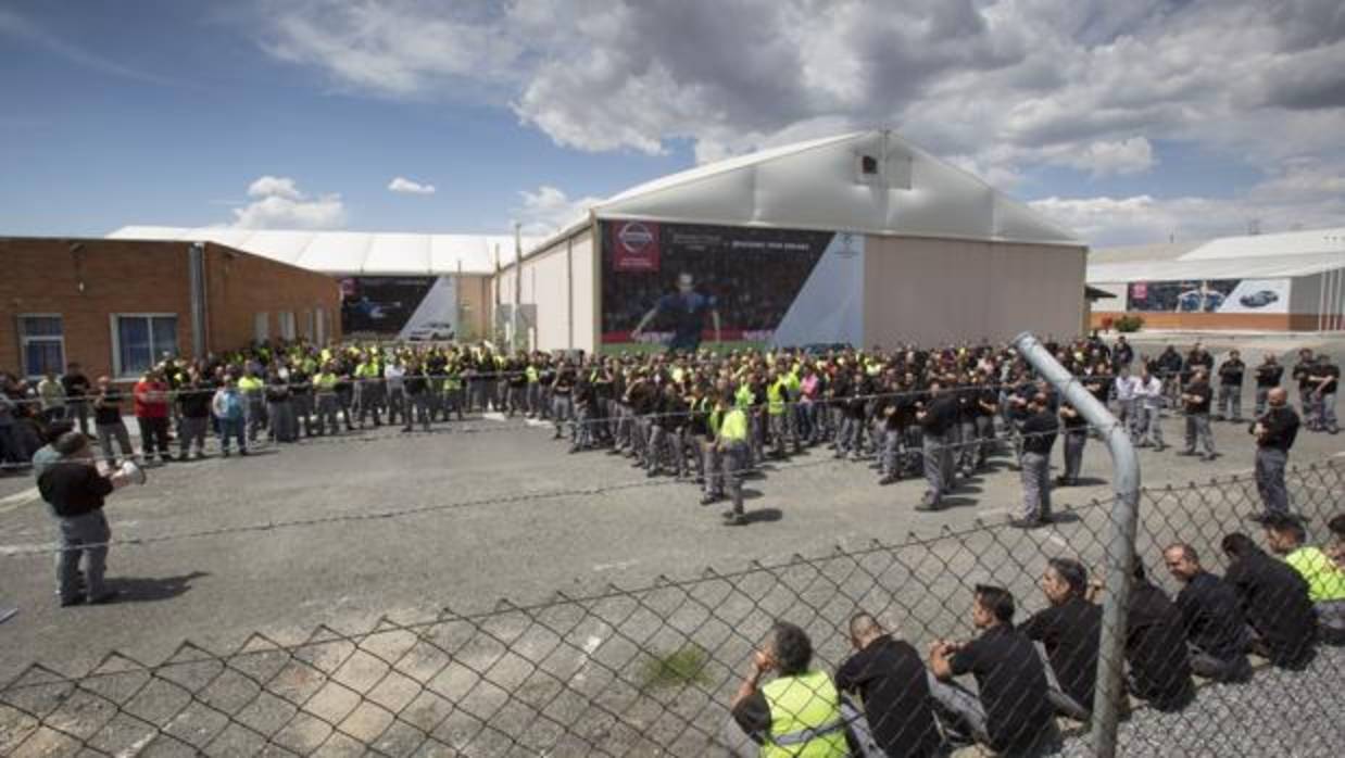 Reunión del comité de empresa con los trabajadores, junto a la planta de Nissan de Ávila