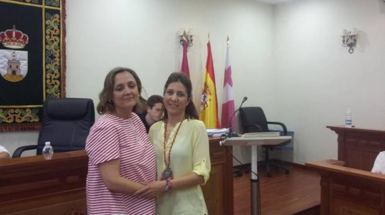 La alcaldesa, Soledad De Frutos, con la nueva edil, Rosario Del Valle