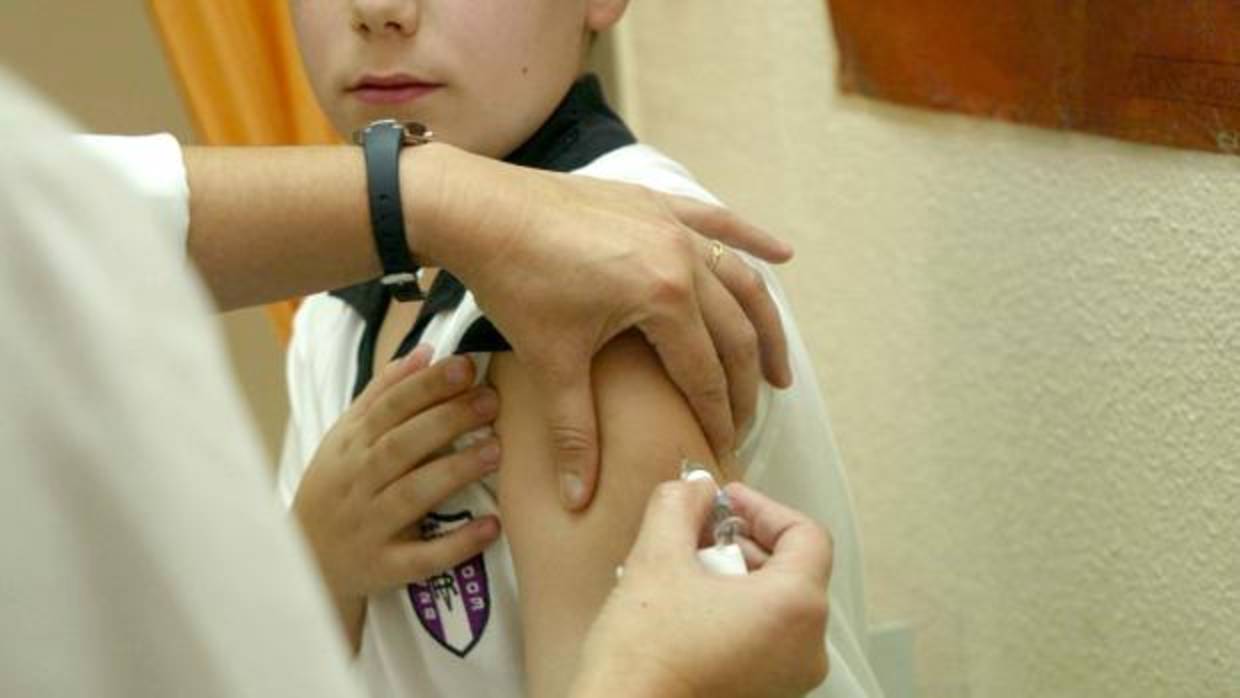 Niño, en un momento de su vacuna