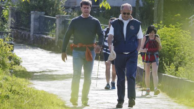 Francisco Camps y Cayetano Martínez de Irujo recorren juntos el Camino de Santiago
