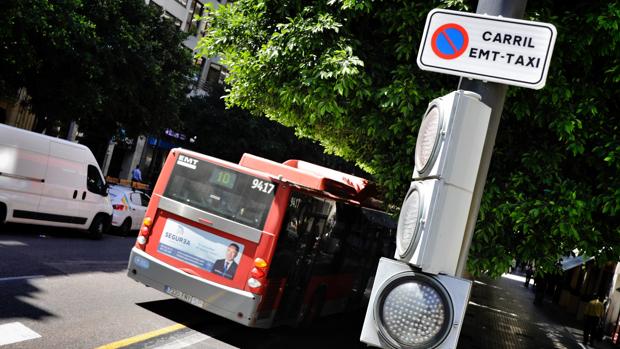 Así denunciará el Ayuntamiento de Valencia a los coches que aparquen en el carril bus