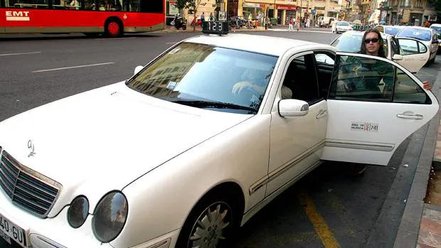 Imagen de archivo de un taxi tomada en el centro de Valencia