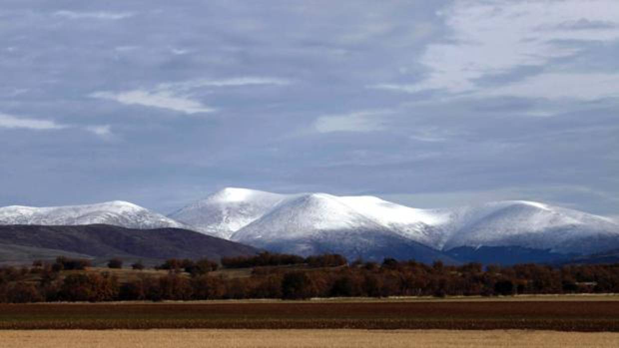 Paisaje soriano presidido por el Moncayo nevado