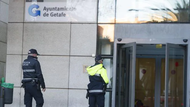 Dos policías locales, en la puerta del Ayuntamiento de Getafe