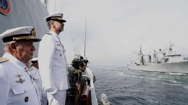 El Rey y Don Juan Carlos celebran los 300 años «de modernidad y tradición» de la escuela de la Armada