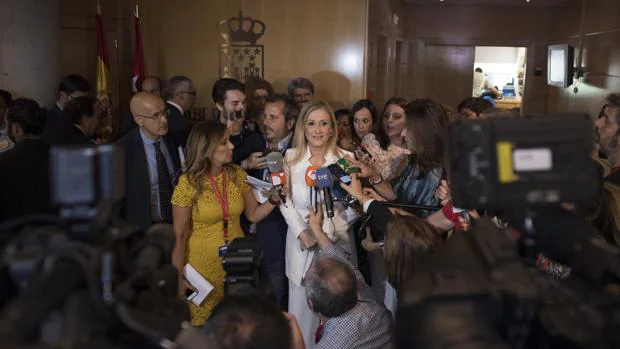 Cristina Cifuentes atiende a los medios tras su comparecencia ante la comisión de investigación de la corrupción