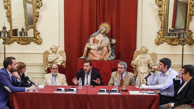 Óscar Puente fue entrevistado en el foro de debate «Los Viernes del Cabildo», organizado por la Cofradía de las Angustias en Valladolid