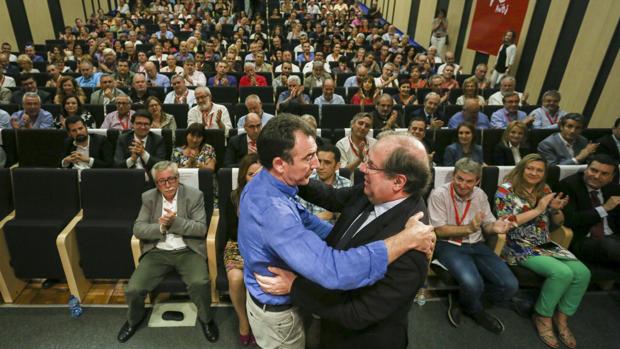 Juan Vicente Herrera y Ángel Hernández se funden en un abrazo frente a los asistentes al Congreso de CC.OO.
