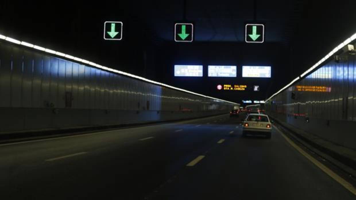 Varios coches circulan en uno de los túneles de la M-30