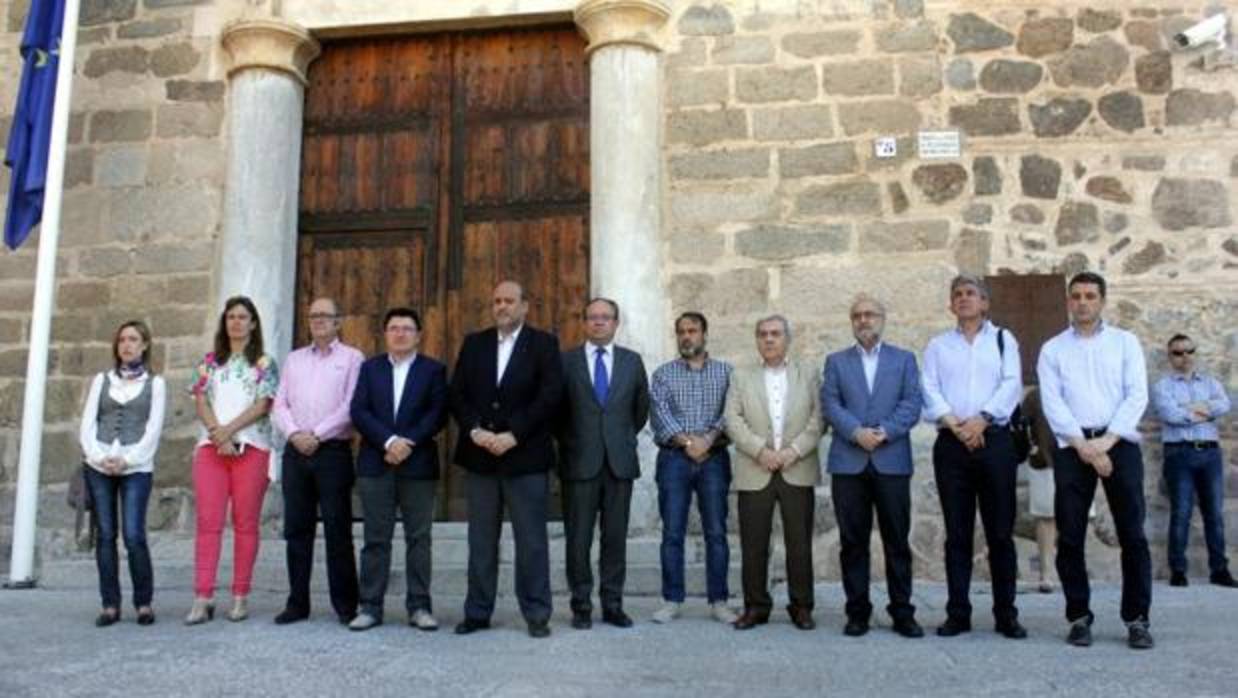 Minuto de silencio en el Palacio de Fuensalida, sede del Gobierno regional