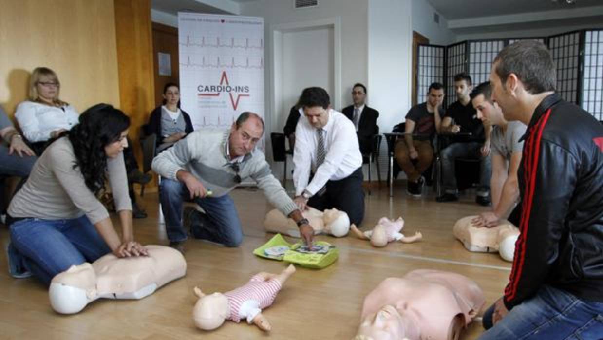 Curso sobre el uso de desfibriladores, en una imagen de archivo