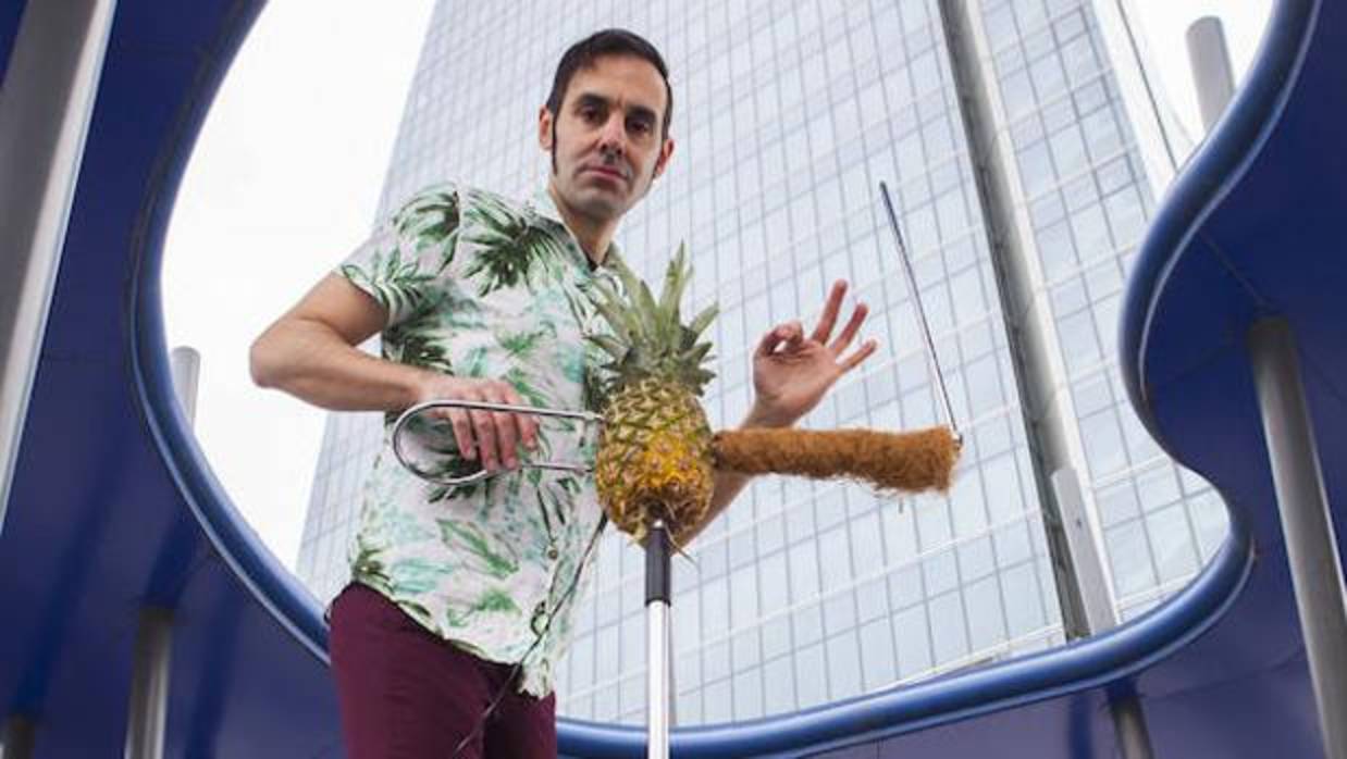 Javier Díez Ena, con su theremin tuneado al estilo tropical