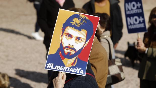 Un manifestante pide la liberación para Leopoldo López, durante una concentración en Madrid