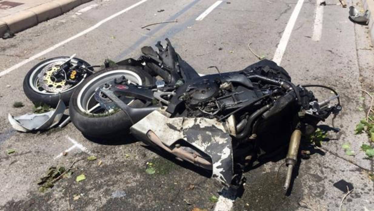 Estado en el que ha quedado la moto tras el accidente