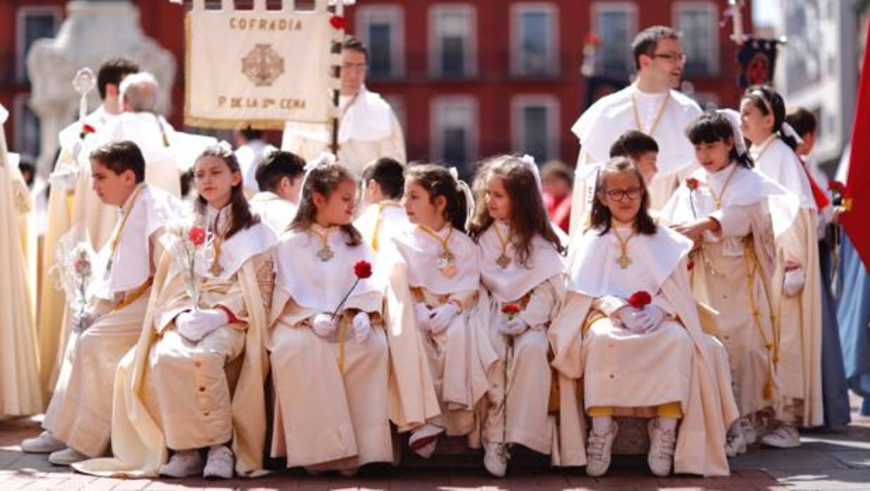 Pequeños cofrades en la Plaza Mayor tras la procesión del Domingo de Ramos