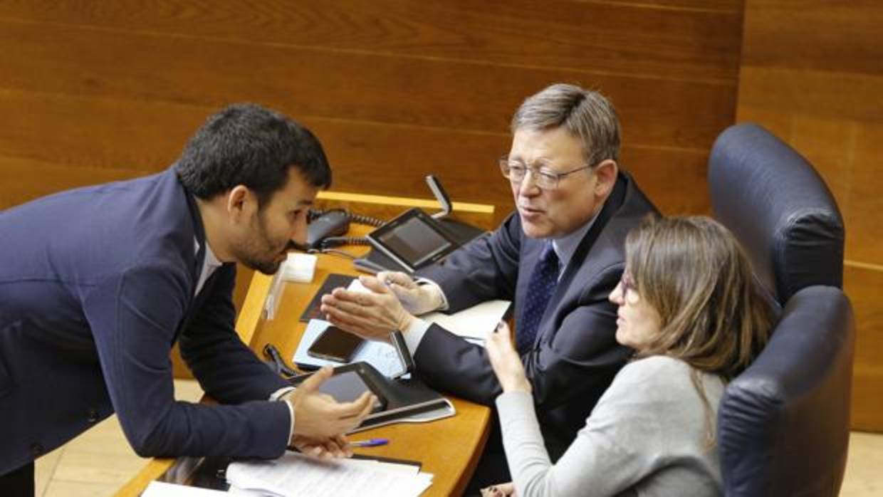 El conseller de Educación, Vicent Marzà, junto a Mónica Oltra y Ximo Puig en las Cortes Valenciana