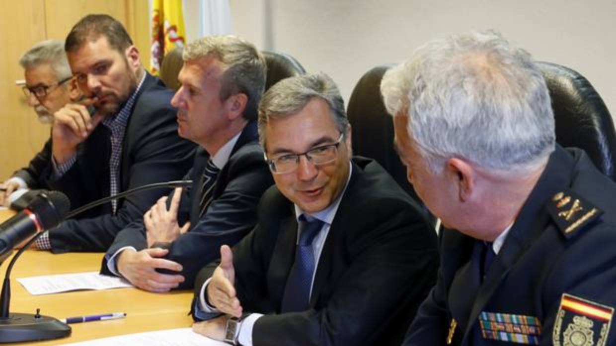 Diferentes autoridades antes de participar en la jornada sobre narcotráfico en A Estrada