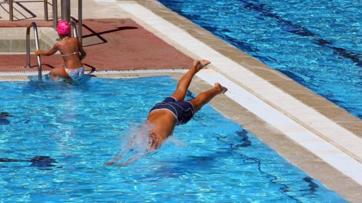 Los socorristas se quejan de que son ellos los únicos encargados de hacer que en las piscinas las normas se cumplan